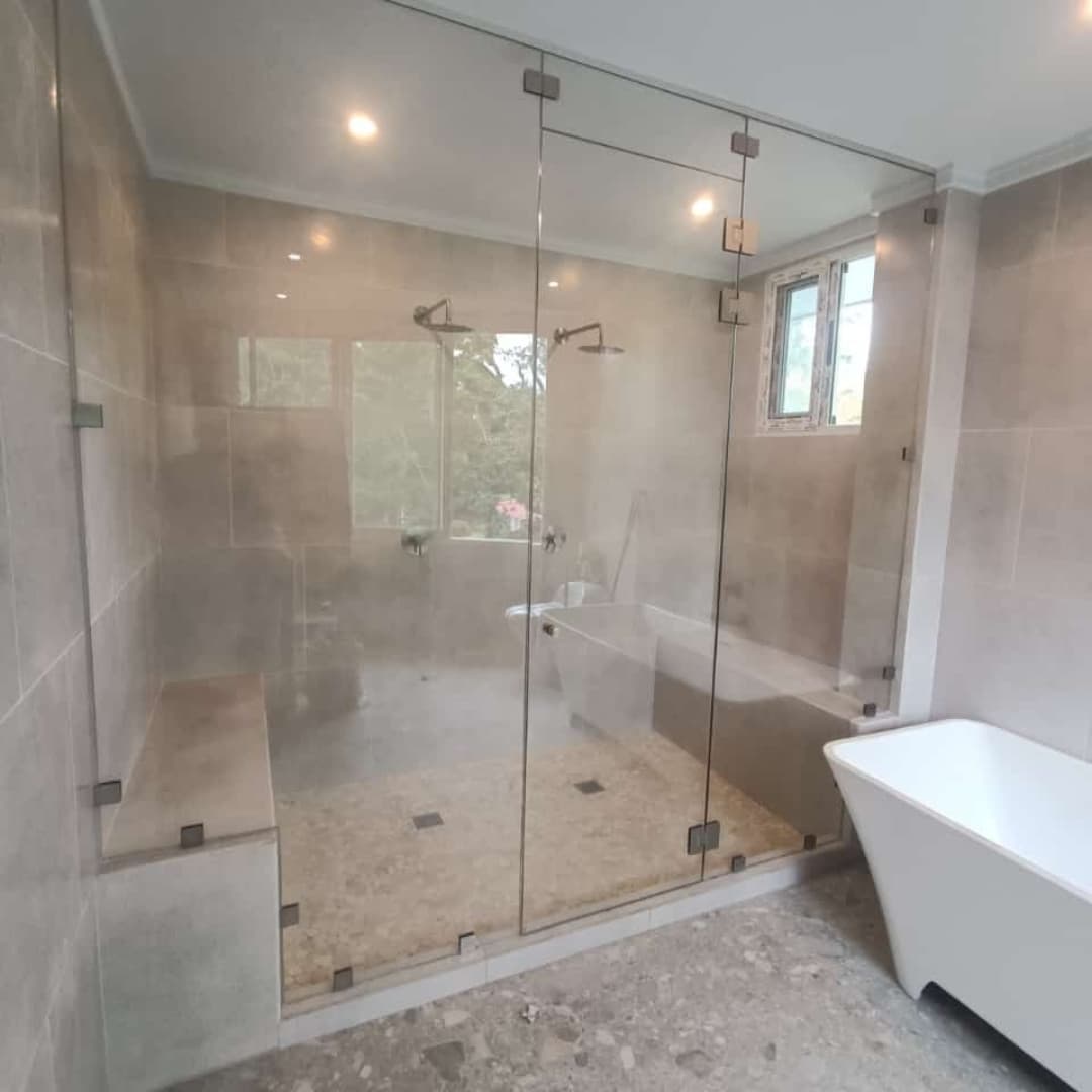 Custom bathrooms in ceramic and teak.